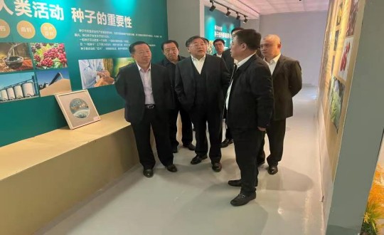 21.王岩董事长一行陪同调查团辅导参观农业总公司_副本.jpg