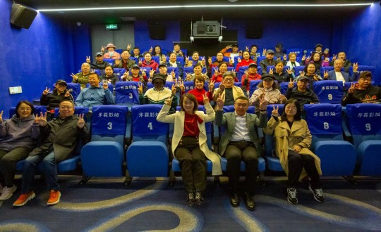 6.南山运营公司组织发展业主进行观影活动_副本.jpg