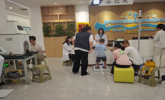 15.医疗公司“科学评估，助力成长”儿童义诊活动现场_副本.jpg