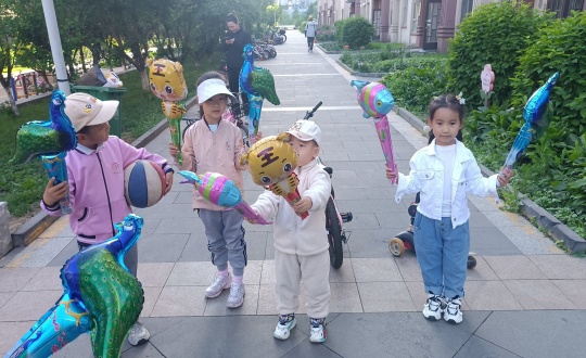 7.物业总公司敦化项目六一为幼伴侣免费派发卡通气球_副本.jpg 7.物业总公司敦化项目六一为幼伴侣免费派发卡通气球_副本.jpg
