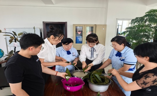 16.药业公司组织员工发展包粽子活动_副本.jpg 16.药业公司组织员工发展包粽子活动_副本.jpg